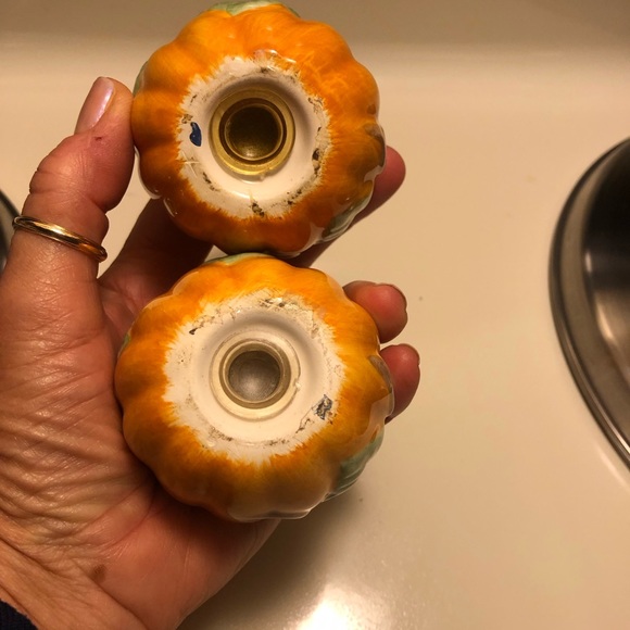 Cute pumpkin shape fall decor salt & pepper shakers. Perfect for Thanksgiving - Picture 3 of 3